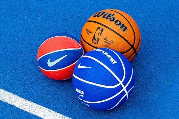 Basketbalové příslušenství - basketbalové míče, obroučky, tašky a další věci